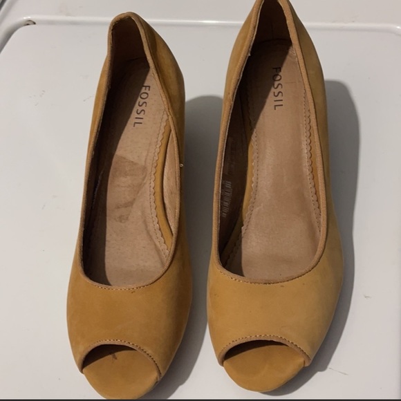 Reposh! Unworn Fossil peep toe wedge! - Picture 2 of 6